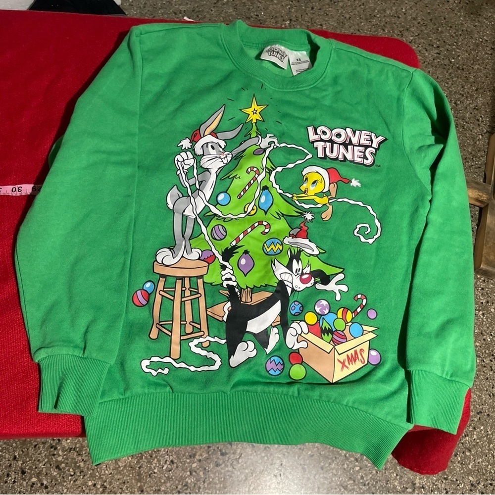 Looney Tunes Christmas Tree
Sweatshirt Adult Size M Green Graphic
Crew Neck